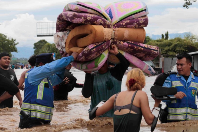 Policías evacuaban damnificados de las inundaciones del huracán Eta el 12 de noviembre. Foto: Twitter / Juan Orlando Hernández