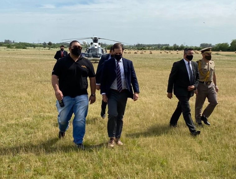 Lacalle Pou viajó de Montevideo a Canelones en helicóptero, para asistir a la asunción de Yamandú Orsi como intendente. Foto: Presidencia de la República