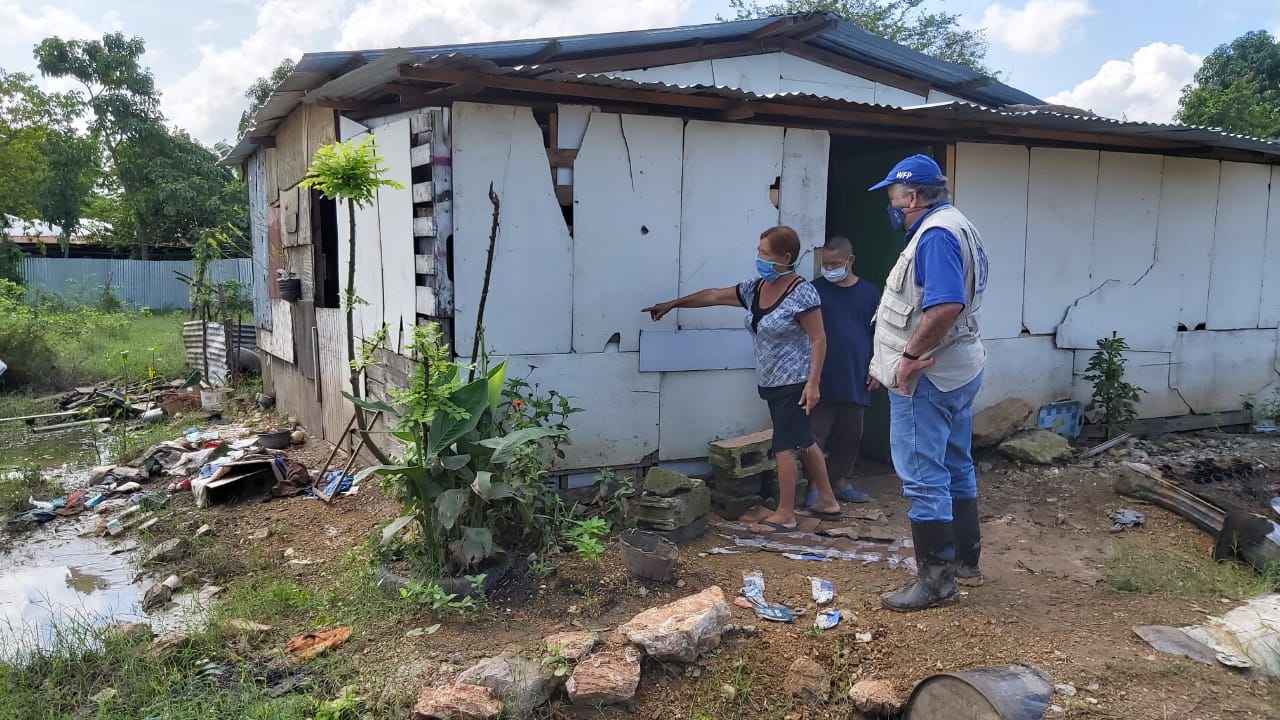 El director regional del Programa Mundial de Alimentos de la ONU, Miguel Barreto, visita a los damnificados de las tormentas Eta e Iota en Honduras. Foto: PMA / Twitter