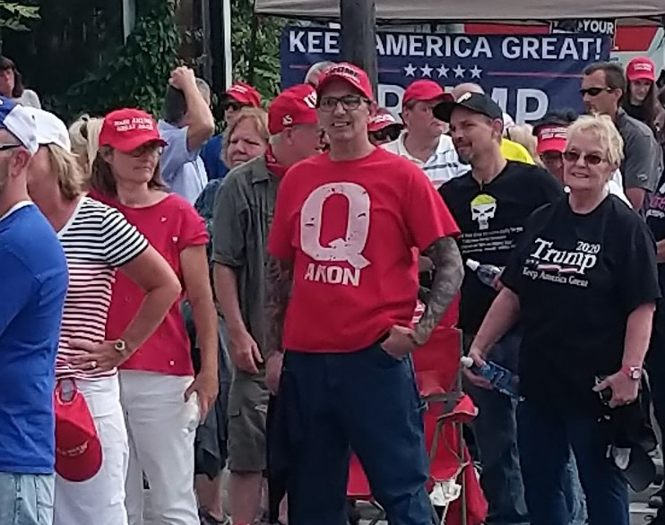Un manifestante pro Trump porta una camiseta de Q Anon. Foto: Wikimedia Commons 