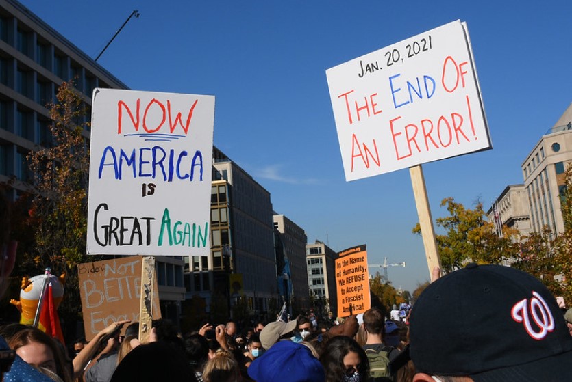 Manifestantes en Washington D.C. portan carteles que rezan "Ahora América es grande de nuevo" y "20 de enero de 2021: el fin de un error". Foto: Flick / Amaury Laporte