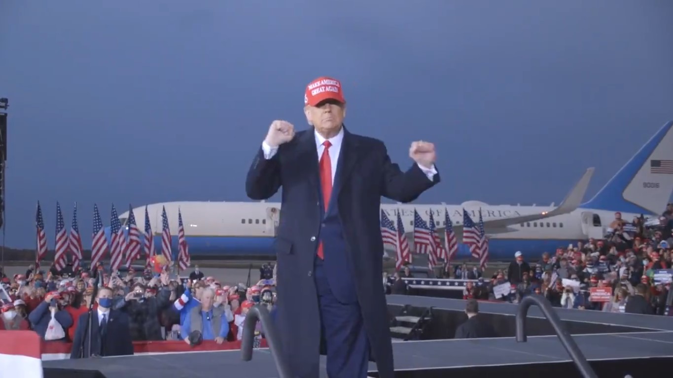 Trump baila en un mitin previo a las elecciones. Foto: Twitter / Donald Trump
