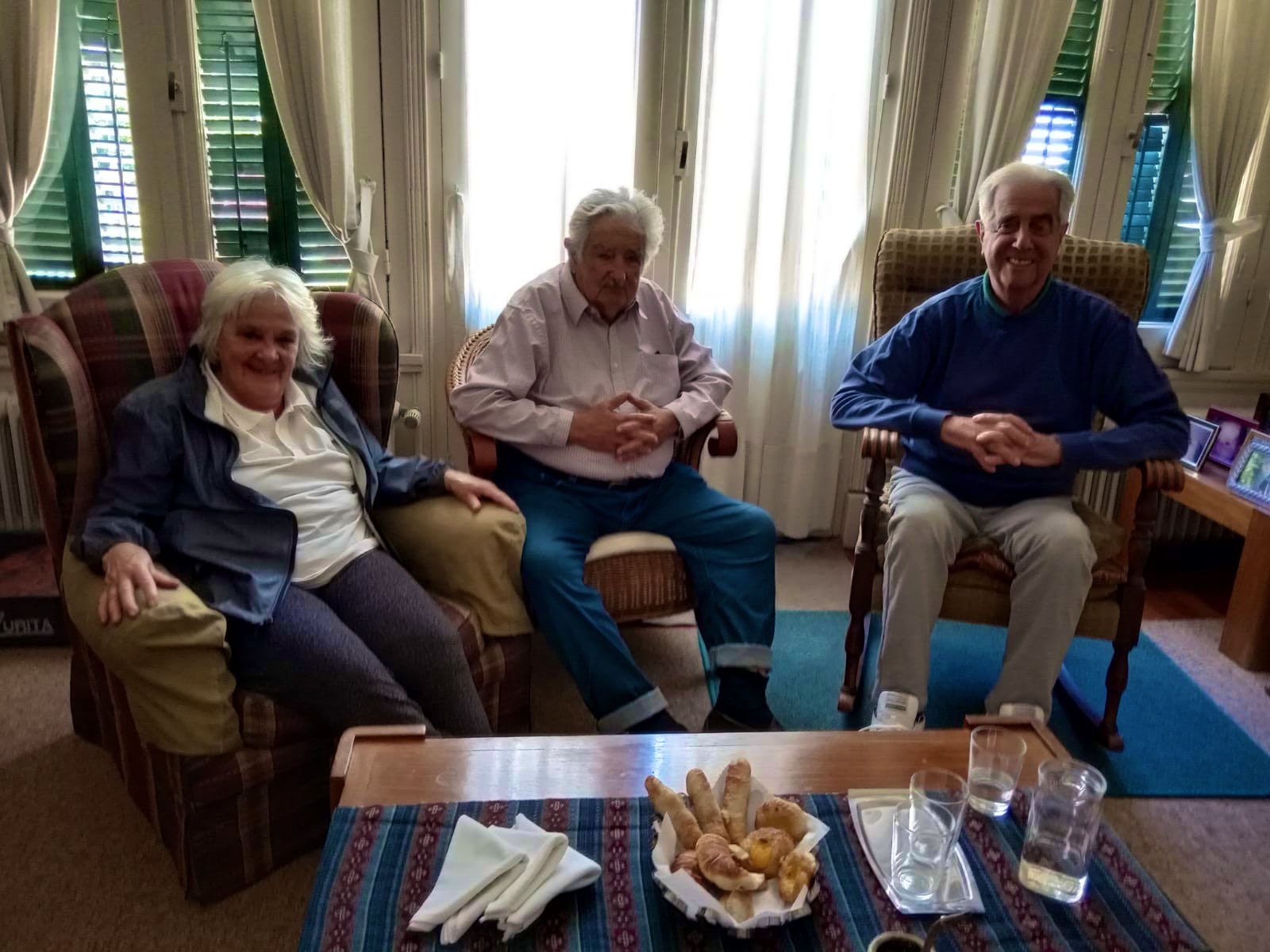 Vázquez recibió a Mujica y Topolansky en su residencia en El Prado. Foto: Twitter / Frente Amplio