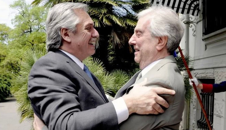 El presidente de la Nación Argentina, Alberto Fernández junto a Tabaré Vázquez. Foto: Twitter.