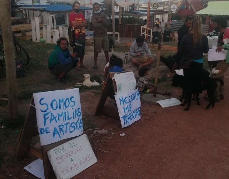 La decisión de expulsar a los artesanos independientes del centro de Punta del Diablo han causado diferentes protestas. Foto: Twitter / Federico Caro Estévez