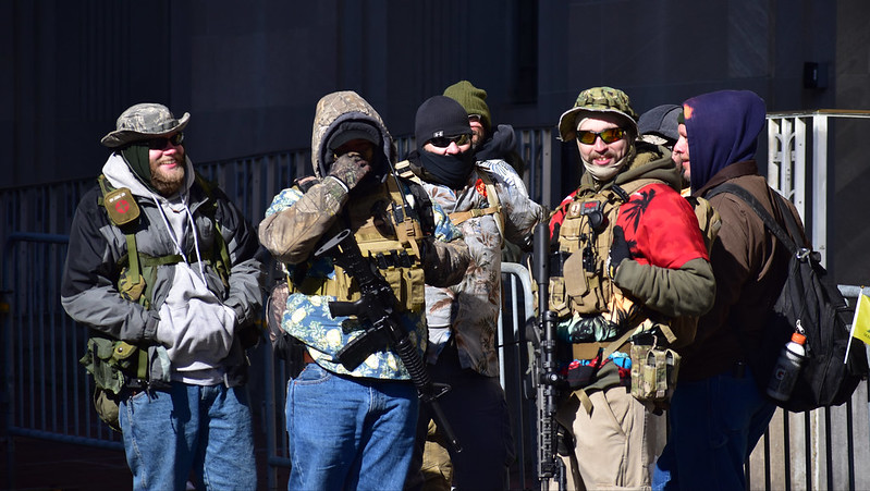 Manifestantes armados de los Boogaloo Boys se congregaron en Richmond, Virginia, en enero de 2020. Foto: Flickr / Anthony Crider