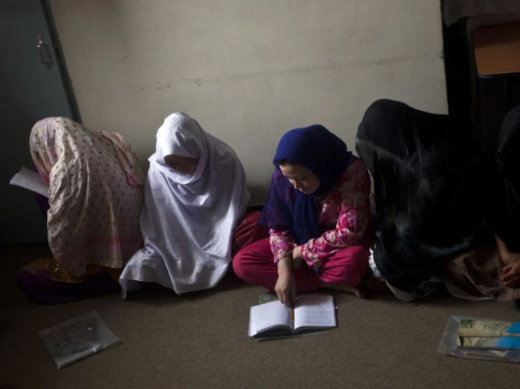 Mujeres presas en una cárcel femenina afgana. (imagen distribuida por Reuters)