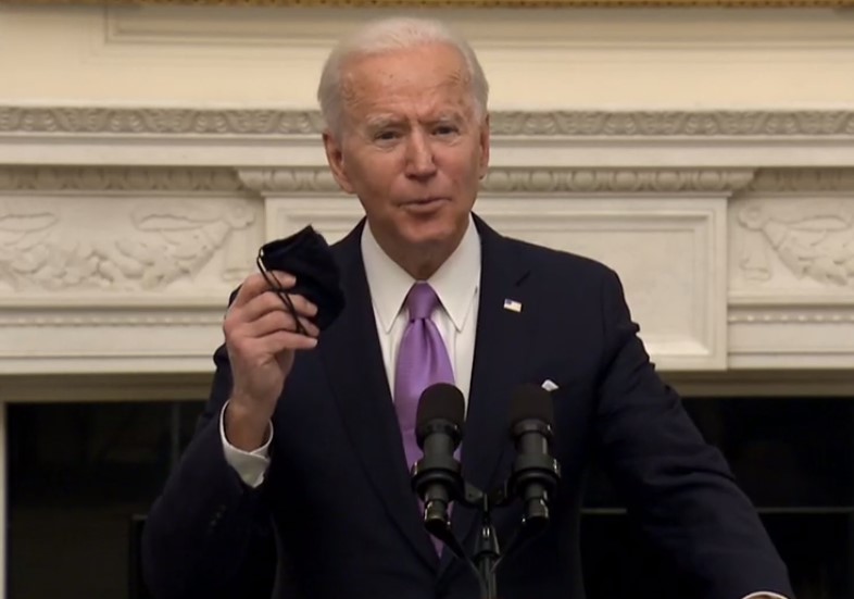 Joe Biden sostiene un tapabocas mientras habla desde la Casa Blanca. Foto: Twitter / The White House