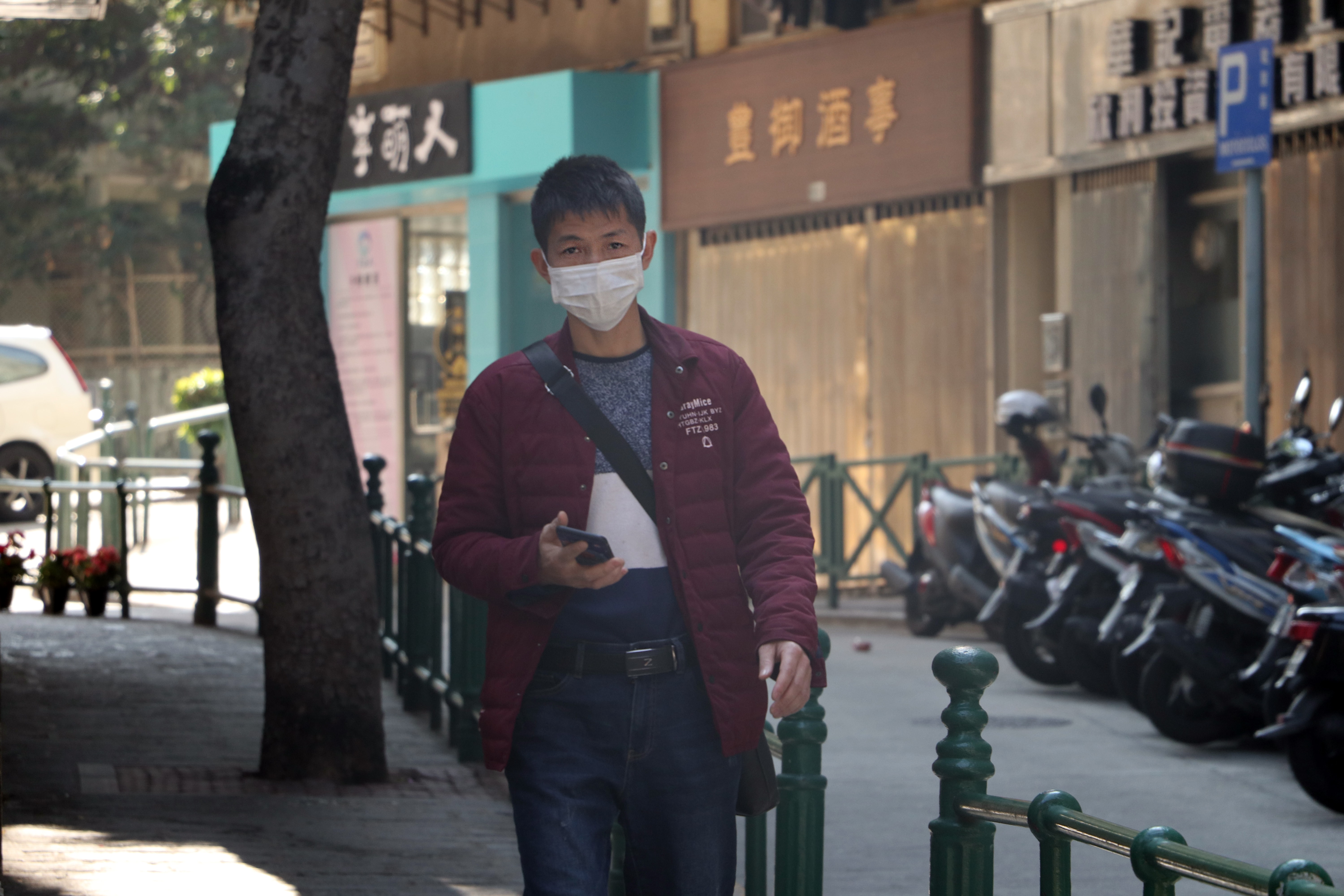 Un joven con tapabocas camina por el centro de Macau, una región administrativa especial de China. Foto: Agencia Fotográfica de Macao