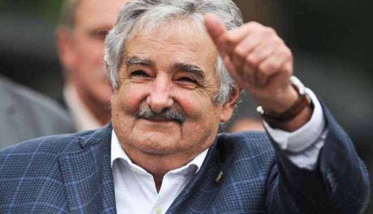 Mujica condecorado con el Collar de la Orden del Libertador San Martín de la República Argentina.