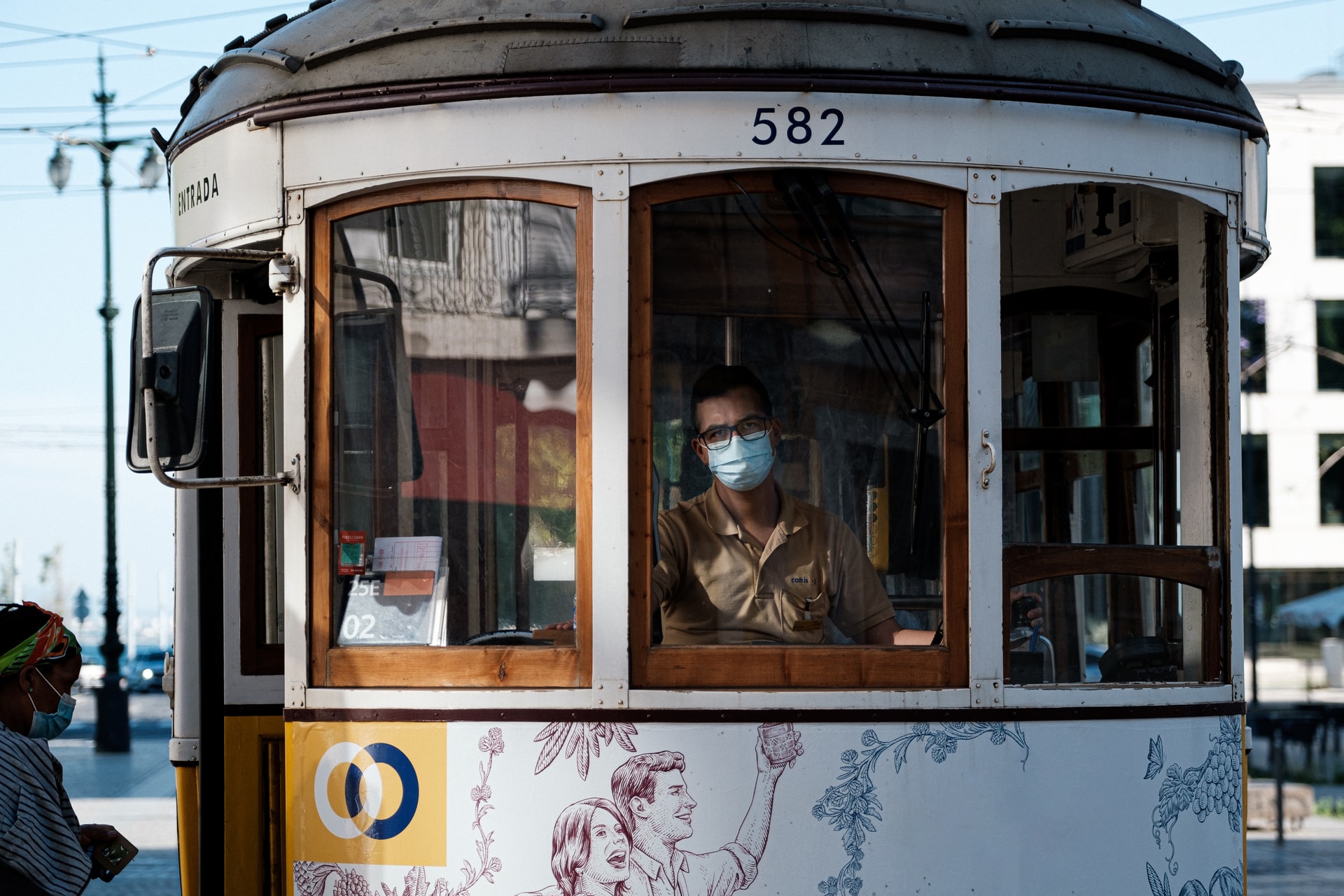 Un maquinista conduce usa tapabocas mientras conduce uno de los históricos tranvías de Lisboa, Portugal. Foto: UNsplash / portuguésgravity