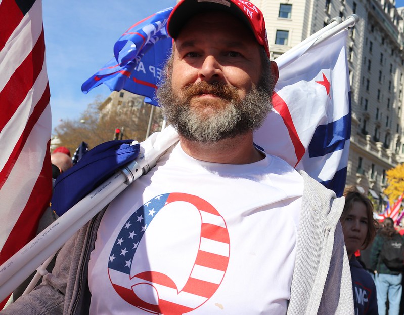 Un seguidor de la teoría QAnon marcha en la "Million MAGA March" en apoyo a Donald Trump en noviembre de 2020. Foto: Flickr / Elvert Barnes