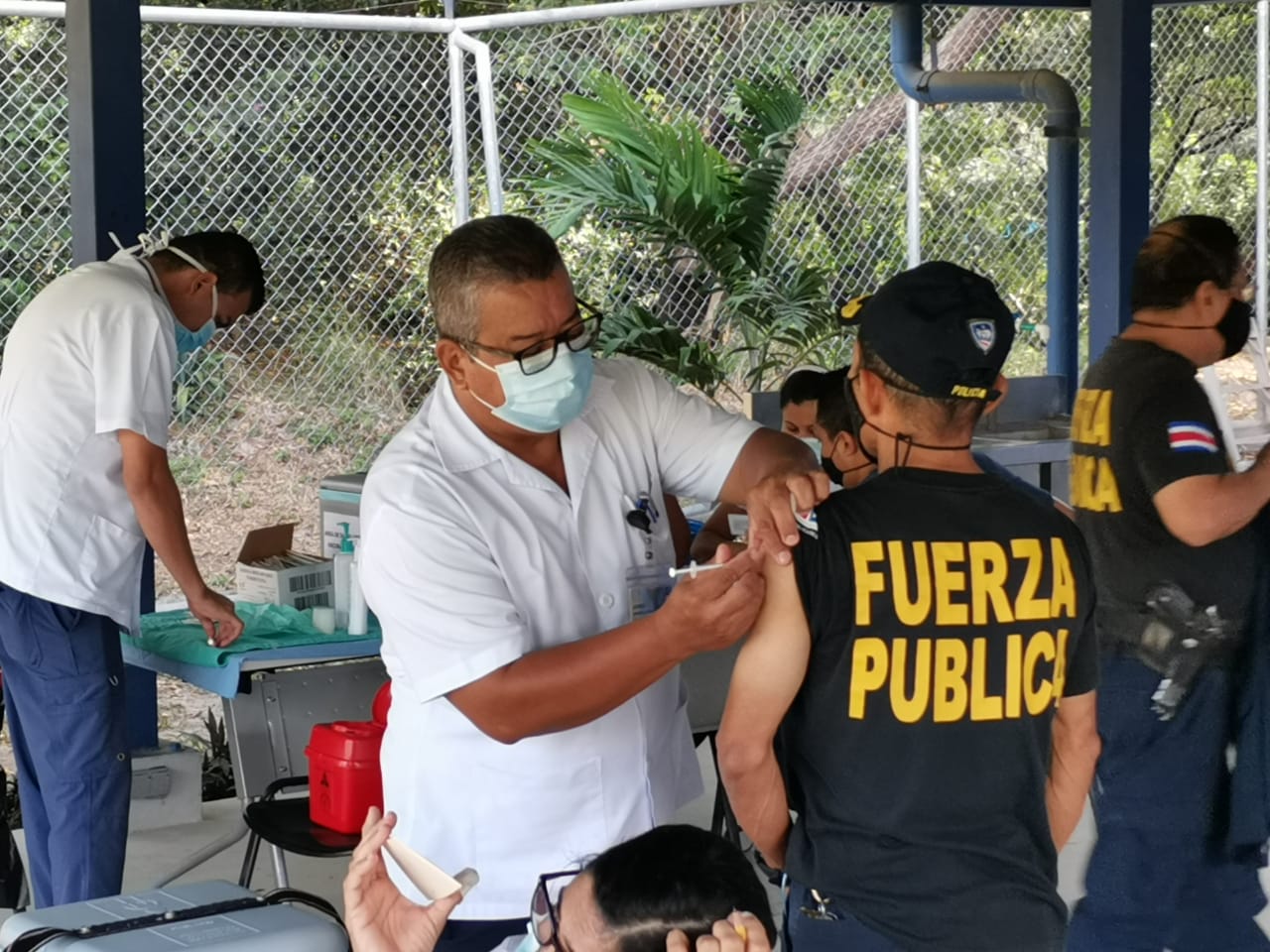 Oficiales de policía se vacunaron este 26 de enero en Liberia, Costa Rica. Foto: Presidencia de Costa Rica
