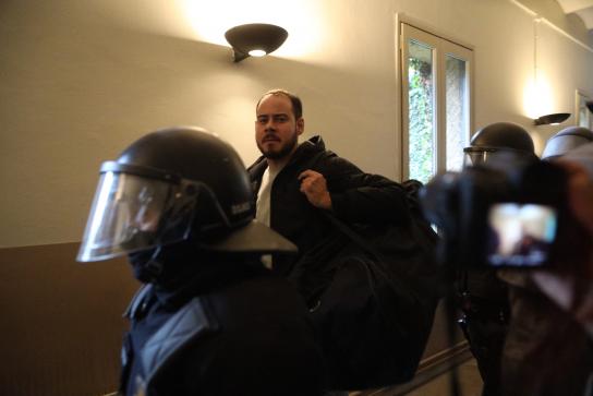 Momento del arresto de Pablo Hasél. Foto cortesía de La Vanguardia / Marc Brugat
