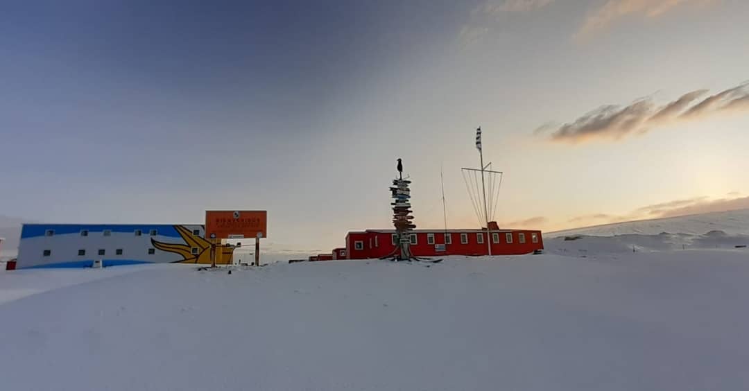 Edificios de la Base Artigas, en la Antártida. Foto: Instituto Antártico Uruguayo