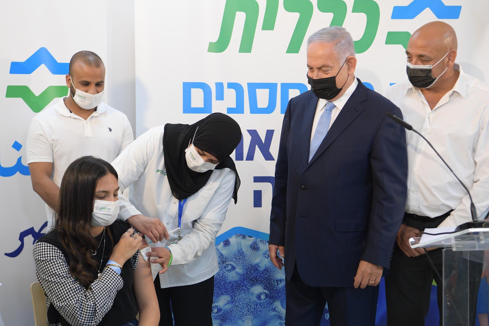 El primer ministro israelí, Benjamin Netanyahu (segundo a la derecha) observa la aplicación de una vacuna contra el COVID-19. Foto: Twitter / Netanyahu