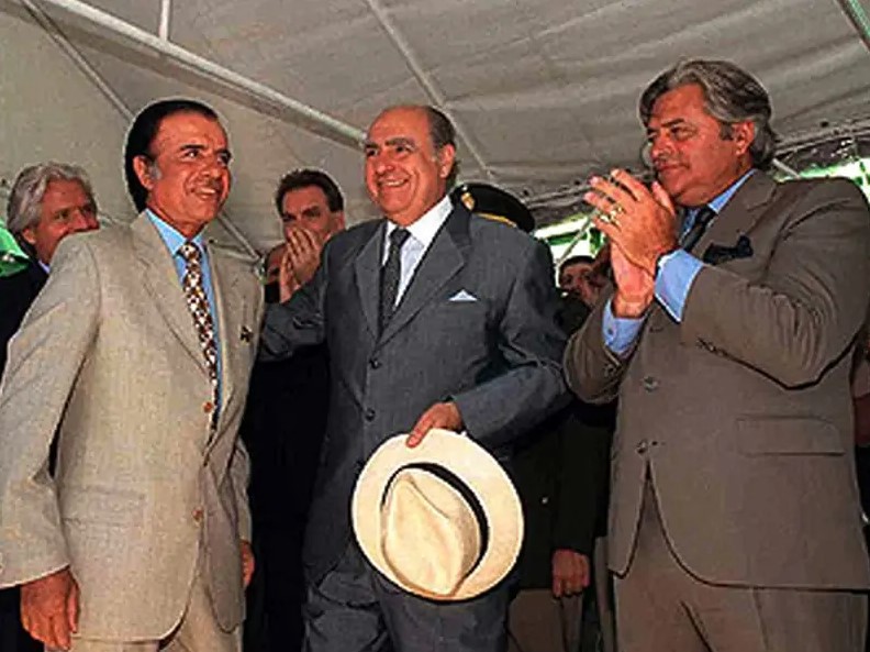 Carlos Menem saluda a Julio María Sanguinetti y Luis Alberto Lacalle Herrera. Foto de archivo: Wikimedia Commons