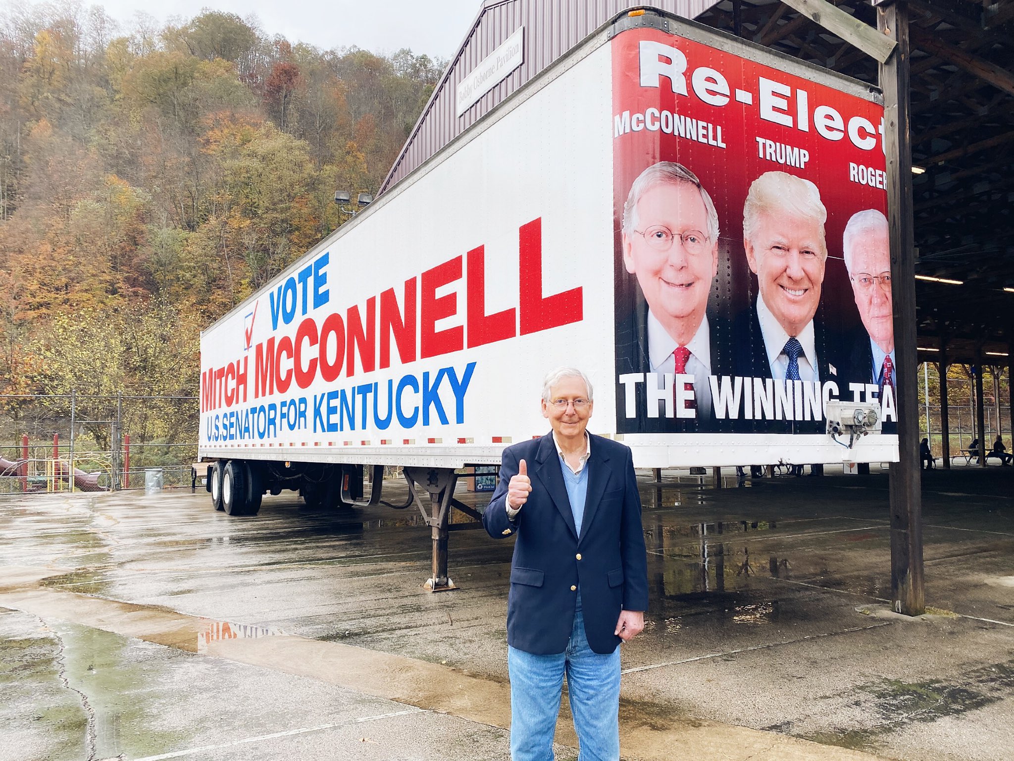 Mitch McConell posaba el 29 de octubre frente a un acoplado con publicidad a favor de la reelección de Donald Trump. Foto: Twitter / Mitch McConell