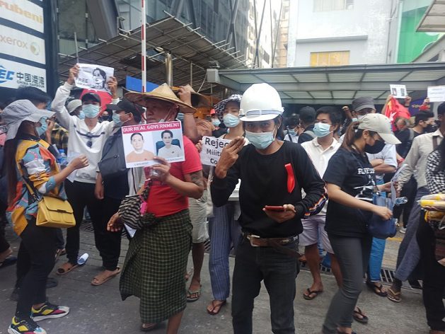 Un manifestante mantiene el saludo de tres dedos contra el golpe militar en Myanmar, tomado de la película "Los juegos del hambre", que fue popularizada por las protestas a favor de la democracia en Hong Kong y Tailandia. Foto: CC BY-SA 4.0