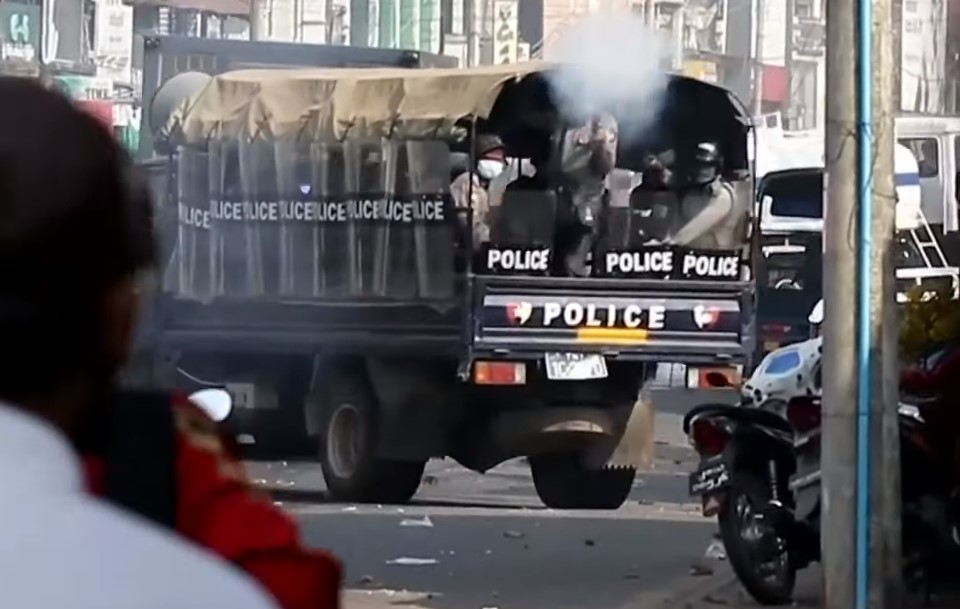 Momento en que un policía dispara desde un camión oficial con un arma de fuego legal contra manifestantes. Captura de pantalla / France 24
