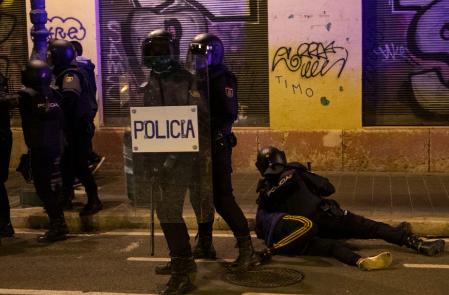 La fotógrafa catalana Eva Mañez denuncia en esta imagen que la policía golpea y detiene a un sin techo con enfermedad mental durante los altercados tras la concentración en apoyo a Hásel. Una chica que intenta decirle a la policía el estado de ese hombre es detenida también. 