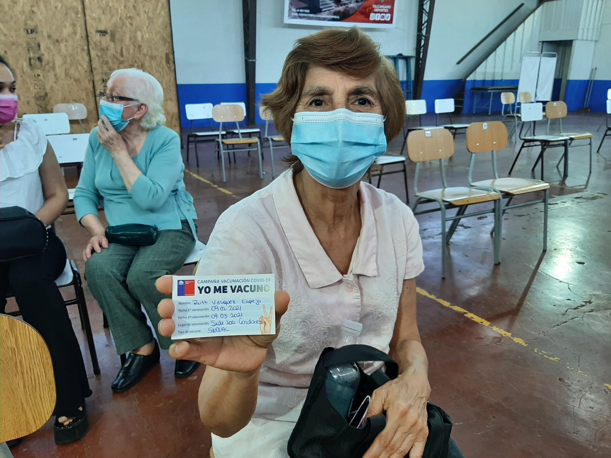La chilena Ruth Vázquez muestra el carnet que constata que recibió su primera dosis de la Sinovac este 9 de febrero. Foto: Ministerio de Salud de Chile