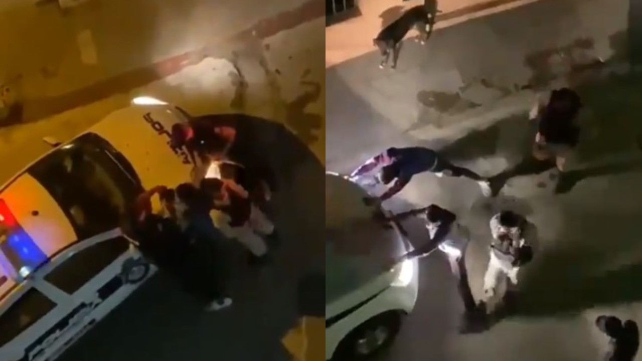 En el video se puede ver a policías golpeando a un hombre para que borre videos de un celular.