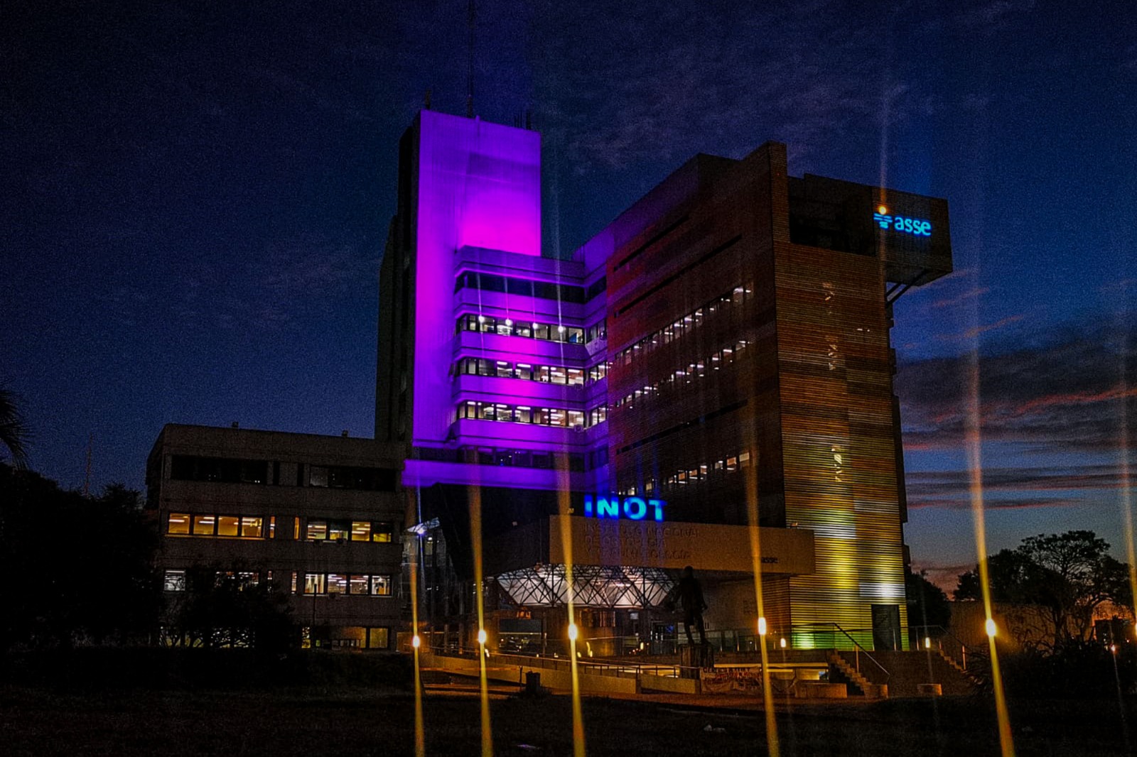 Edificio de ASSE, iluminado con los colores del mes de la mujer. Foto: ASSE