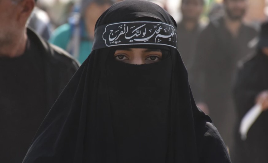 Una mujer usando la burka. Foto: UNSplash / @mhrezaa