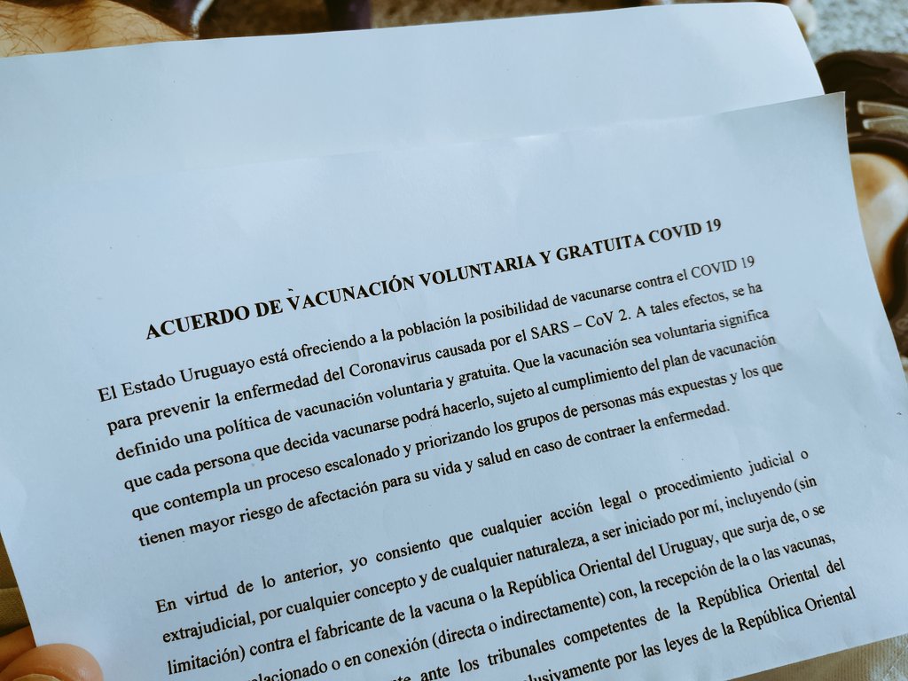 Este es el consentimiento que deben firmar las personas que se apliquen la vacuna contra el COVID-19 en Uruguay. Foto cortesía de Twitter / @namg1982 