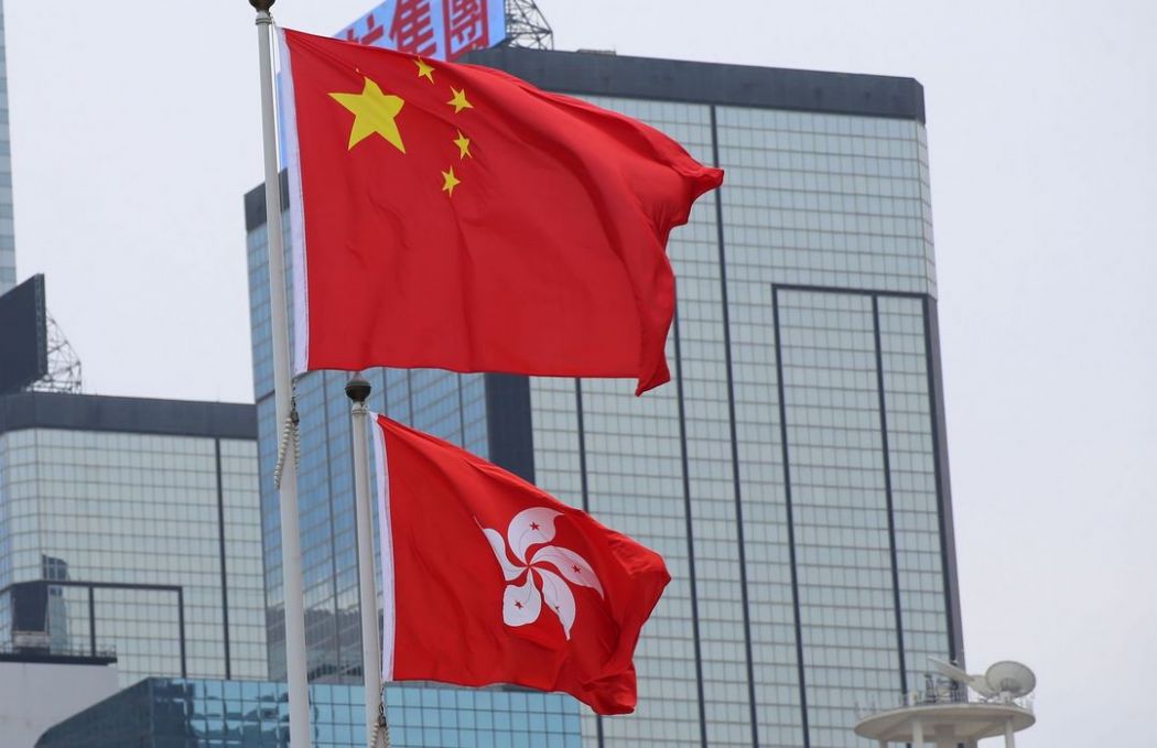 Banderas de China y de Hong Kong en el centro de la región administrativa especial. Foto: Wikimedia Commons