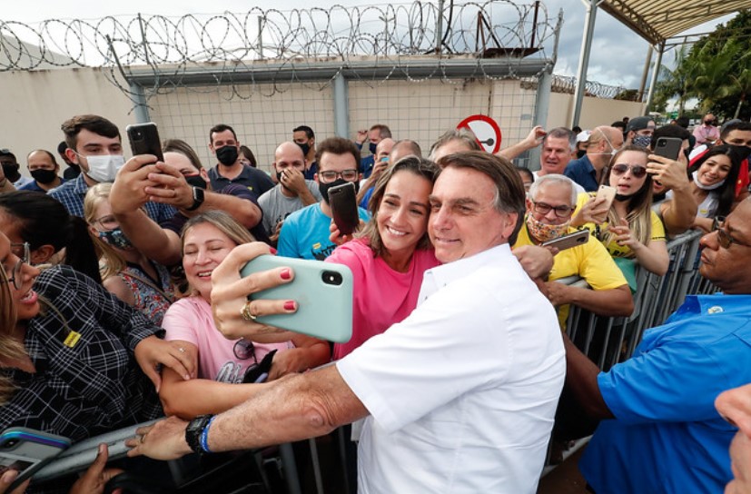 Jair Bolsonaro alienta a sus seguidores a aglomerarse y rechaza el uso de mascarillas y otras medidas sanitarias. Foto: Presidencia de Brasil
