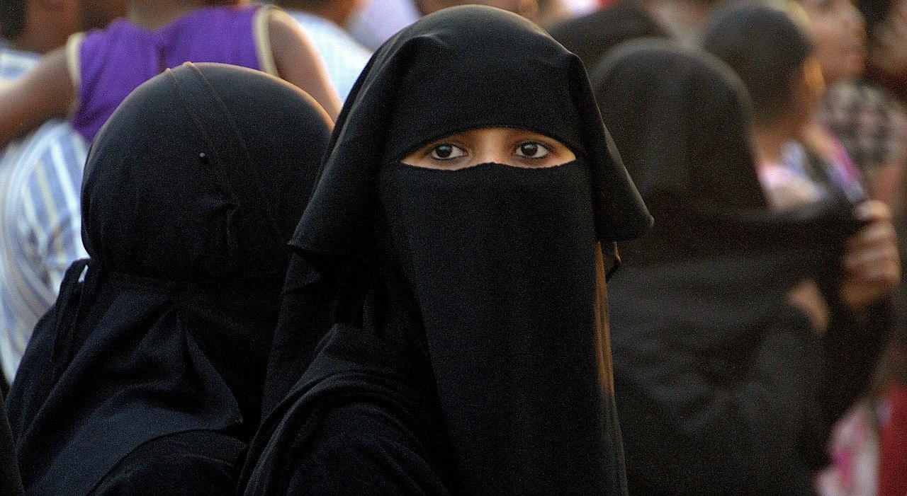 Una mujer viste la burka, traje que el islam le ordena debe vestir en todo momento ante cualquier persona que no sea su marido. Foto: Pixabay / Richard Mcall