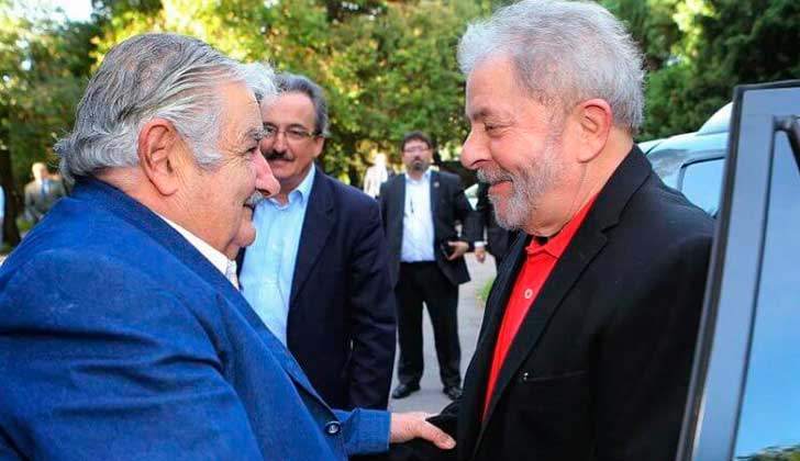 Imagen de Archivo de Lula da Silva saludando a José Mujica. 