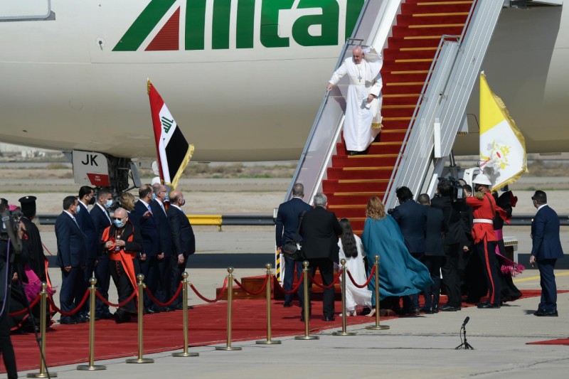 Francisco a su llegada a Bagdad. Foto: Vatican.va
