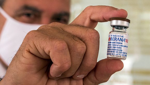 Un científico sostiene una dosis de la Soberana 02, vacuna desarrollada enteramente por el gobierno de Cuba. Foto: Abel Padrón Padilla / Cubadebate