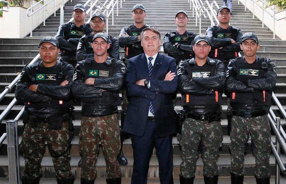 Bolsonaro posa con funcionarios del Comando Militar del Sureste, en Sao Paulo. Foto: Presidencia de Brasil