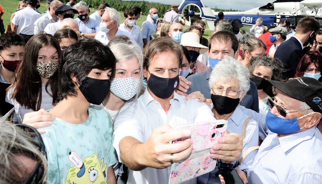 Luis Lacalle Pou se toma una selfie rodeado de más de 15 personas sin distanciamiento físico. Foto: Presidencia de la República 