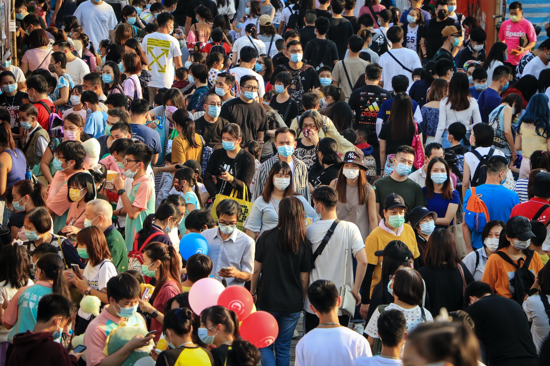 Un tumulto de personas camina por una de las principales calles de Macao, una región autónoma de la costa sur de China continental. Foto: Agencia de Fotografías de Macao