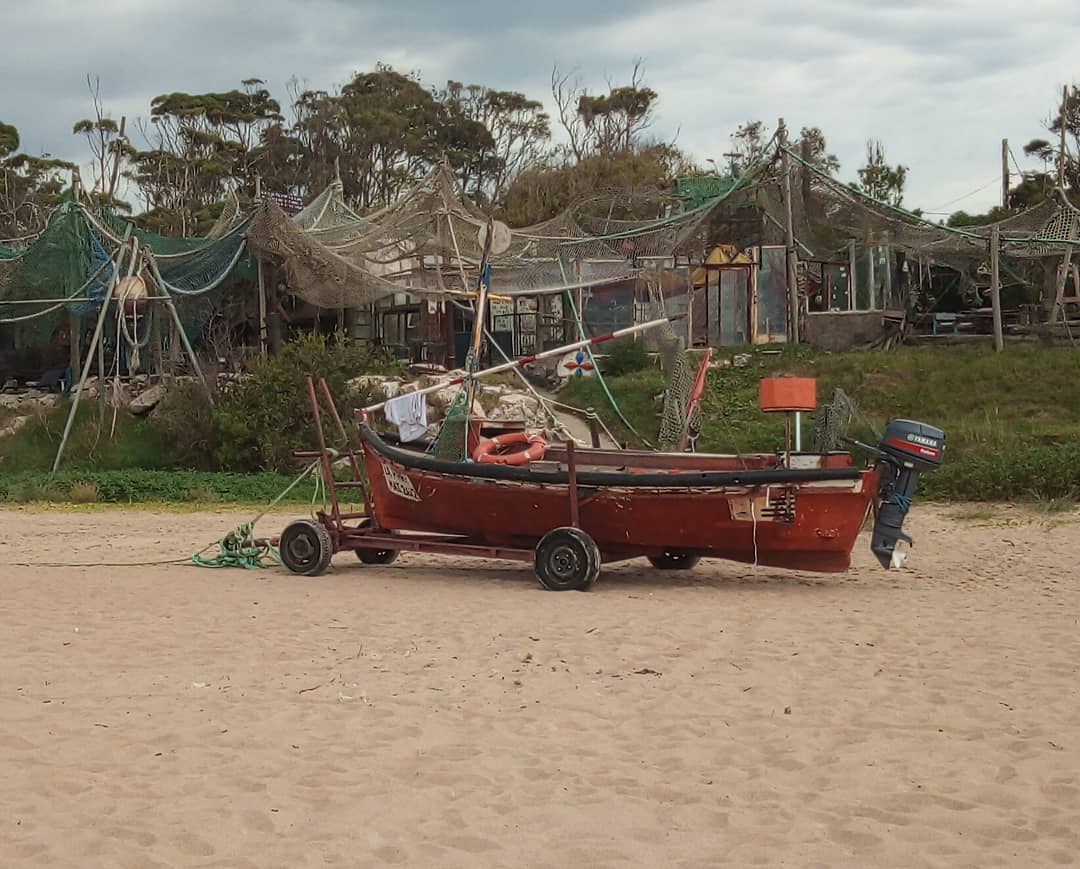 Una barca de pesca en la playa frente al parador Maríntimo, uno de los únicos dos puestos de pesca artesanal que sobreviven en Shangrilá. Foto: Maríntimo