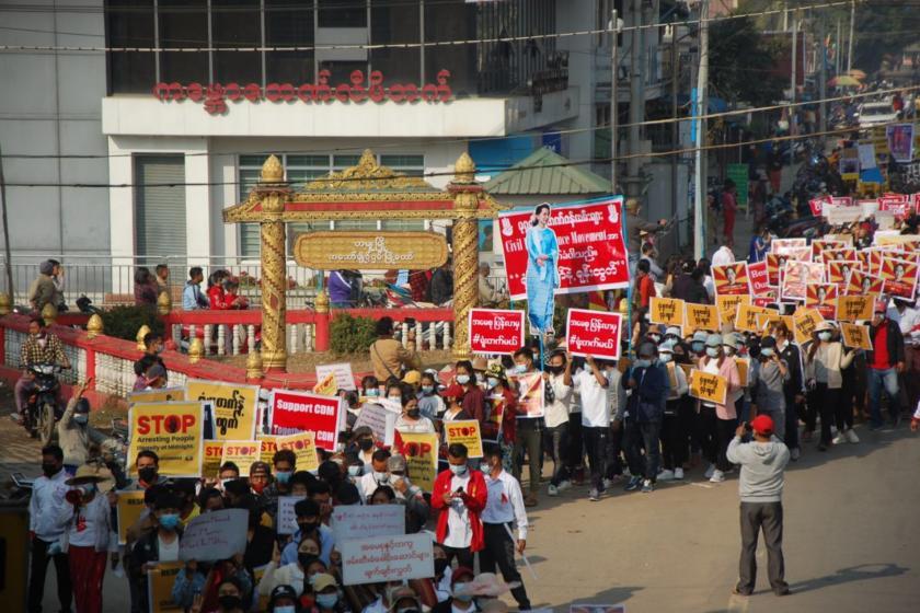Una manifestación antigolpista en la ciudad de Tamu, el pasado 16 de febrero. Foto cortesía de Myamnar Now