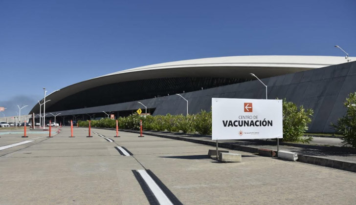 Primer vacunatorio con acceso exclusivo en automóvil en el aeropuerto de Carrasco.