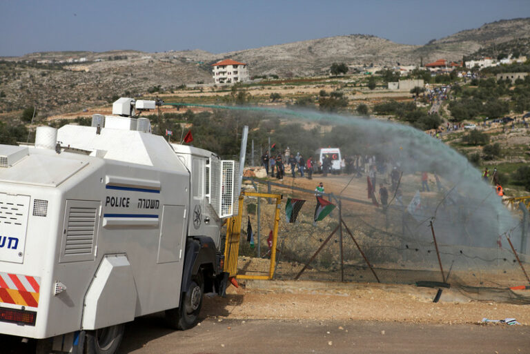 Israel arroja con frecuencia agua de mofeta en el pueblo cisjordano de Bilin. Foto cortesía de Al Jazeera / Anne Paq / Active Stills 