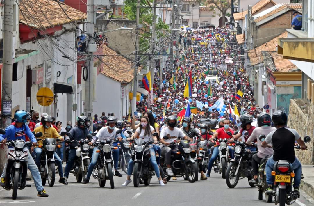 Una manifestación en Ocota, Colombia, contra las políticas del presidente Iván Duque. Foto: Twitter / BluRadio Colombia