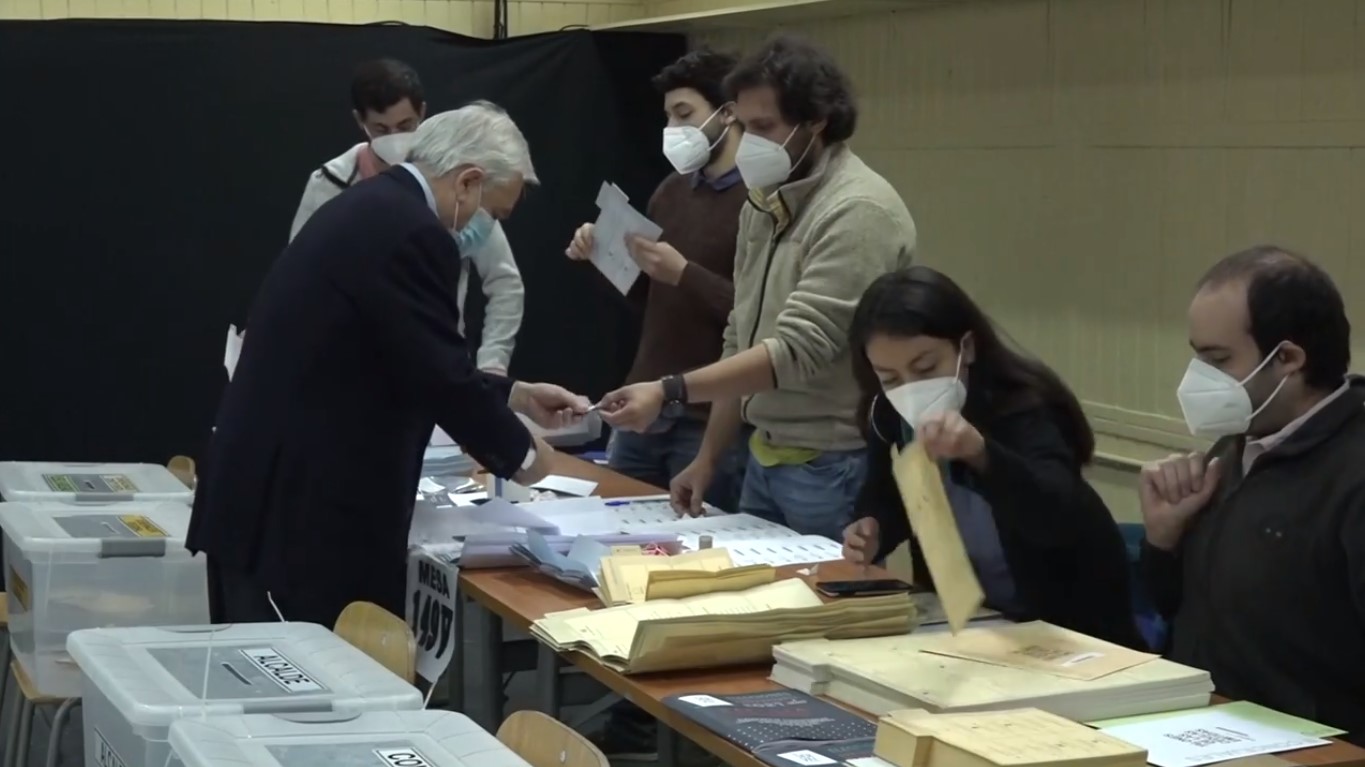 Sebastián Piñera al momento de emitir su voto en la constituyente. Foto: Gobierno de Chile