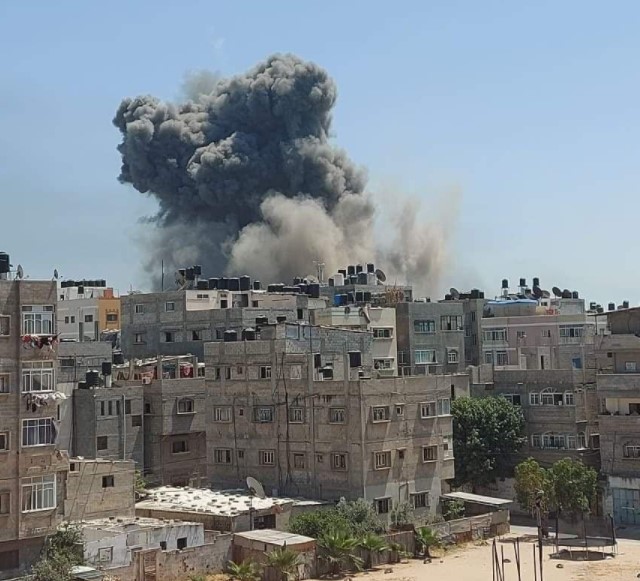 Imagen de los bombardeos israelíes en Gaza este martes. Foto viral difundida en redes sociales