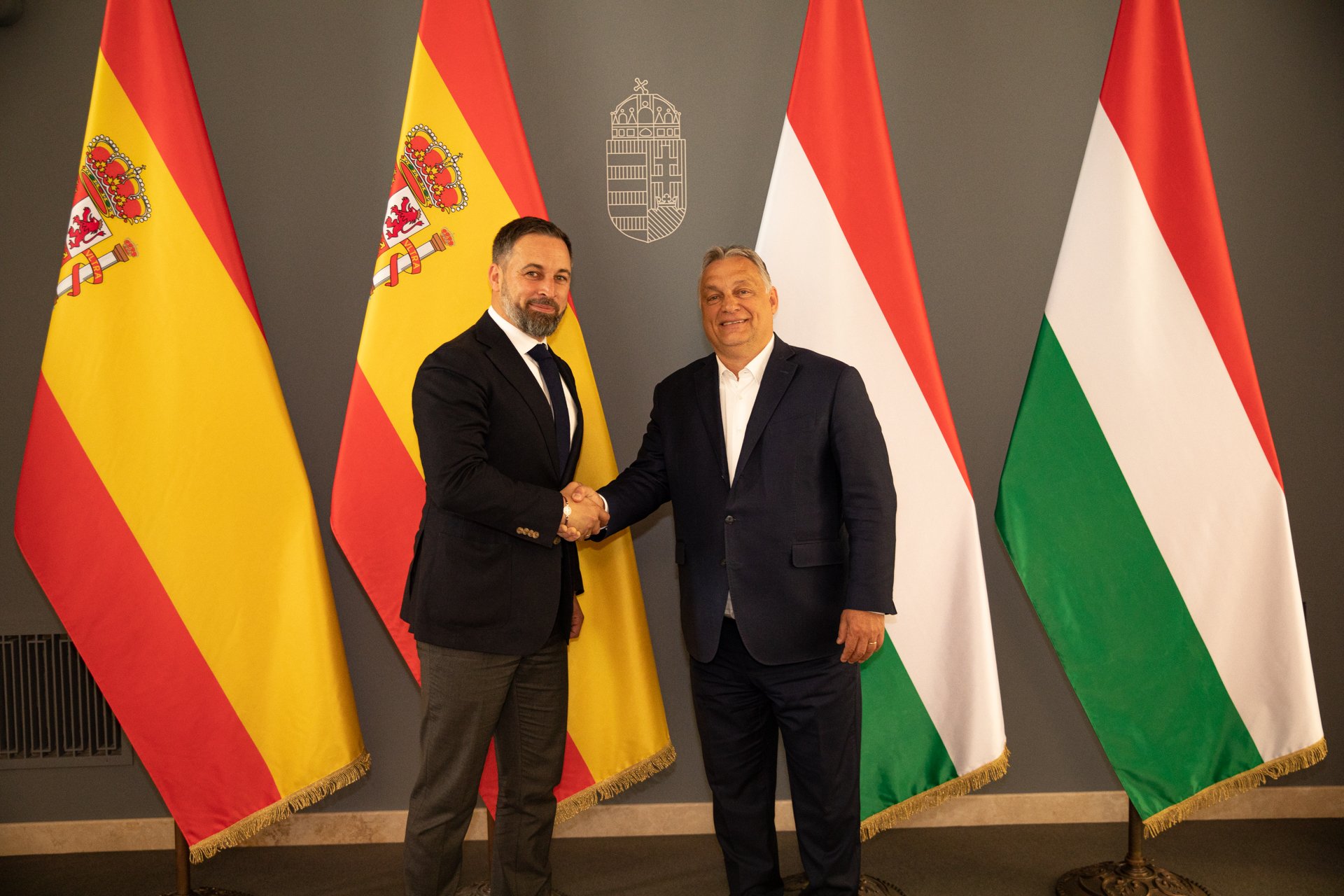 Santiago Abascal (izq), líder del partido de extrema derecha español Vox junto con Viktor Orban, primer ministro de Hungría, también ultranacionalista y ultraderechista. Foto: Twitter / Santiago Abascal