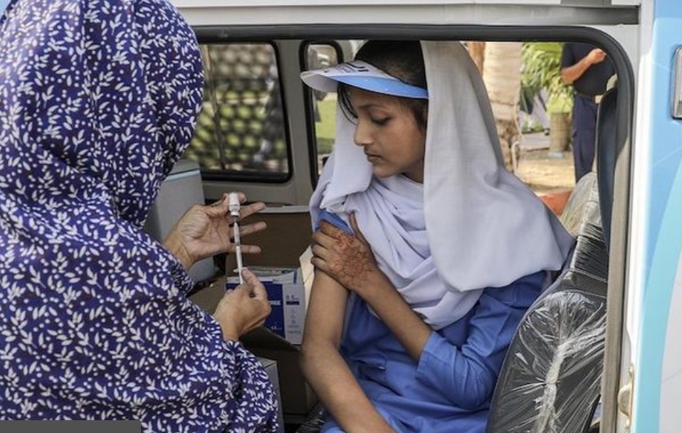 Una joven recibe la vacuna contra el COVID-19 en una secundaria de Karachi, Pakistán, por parte de una enfermera de la alianza GAVI de la ONU. Foto: Instagram / gavialliance