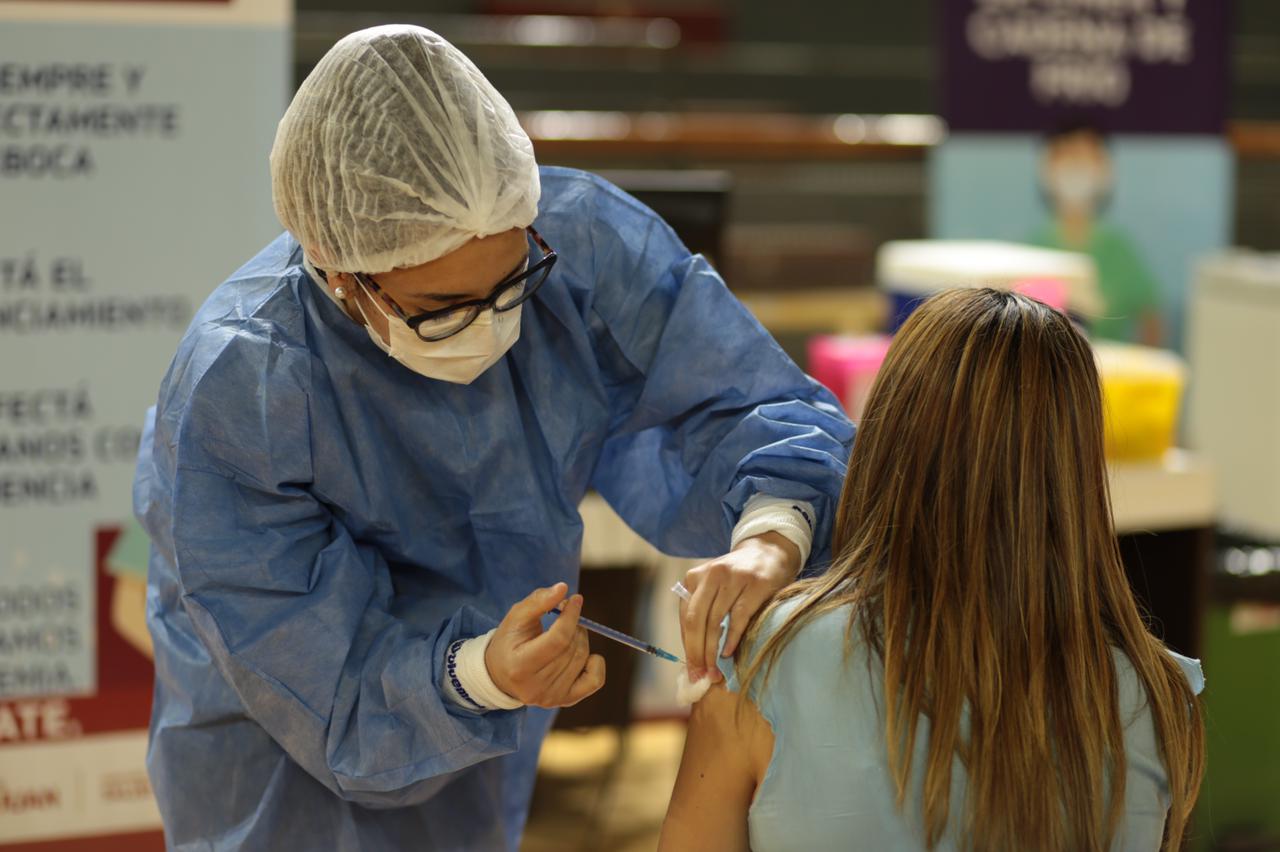 Argentina: Una enfermera vacuna a una mujer contra el COVID-19. En el país se aplica vacunas como la Sputnik-V o la AstraZeneca. Foto: Ministerio de Salud de la Nación Argentina