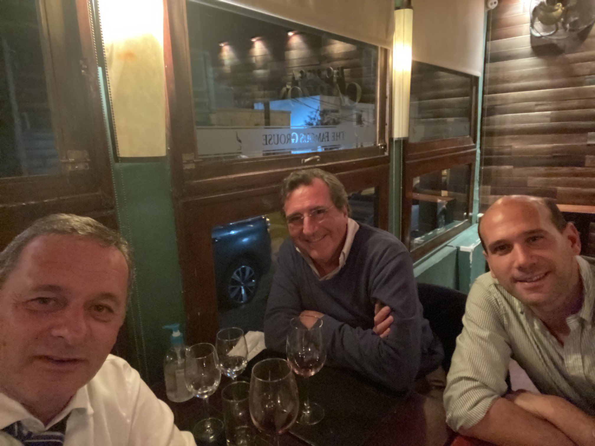 Álvaro Delgado, Armando Castaingdebat y Martín Lema cenando en la noche de este lunes. Foto: Twitter / Álvaro Delgado